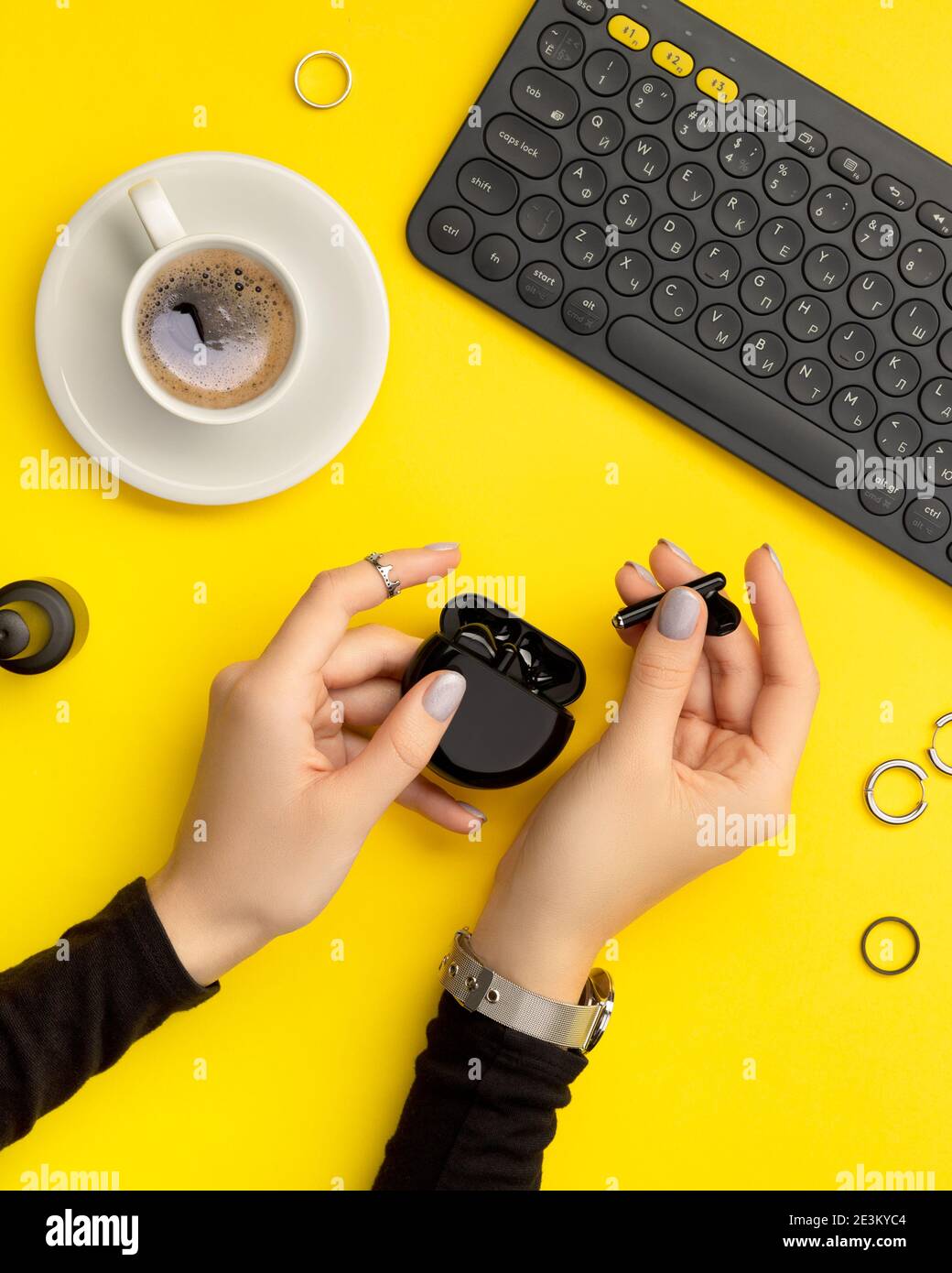 Mani donne con pochissime cuffie senza fili in stile manicure Foto Stock
