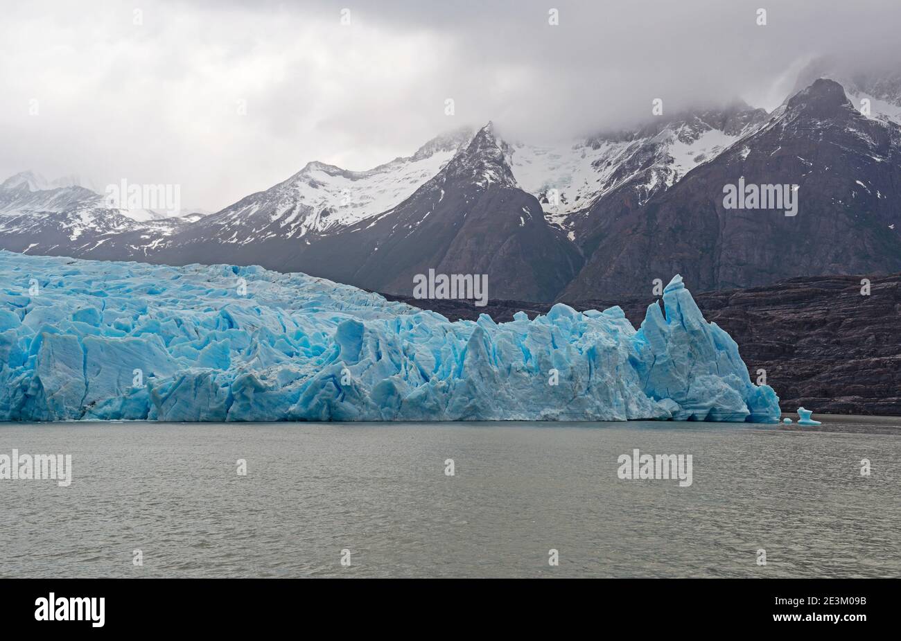 Ghiacciaio grigio di Grey Lake con la montagna Ande nella nebbia, Torres del Paine parco nazionale, Patagonia, Cile. Foto Stock