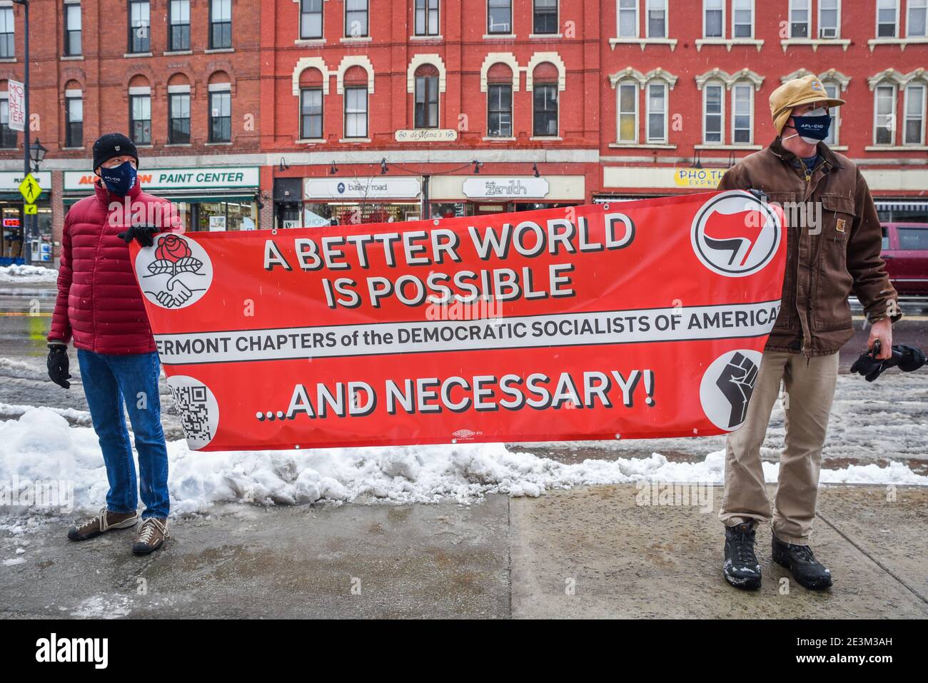I socialisti democratici d'America striscano in una manifestazione al Municipio di Montpelier, VT, USA, dopo l'assestamento del Campidoglio degli Stati Uniti 6 gennaio 2021. Foto Stock