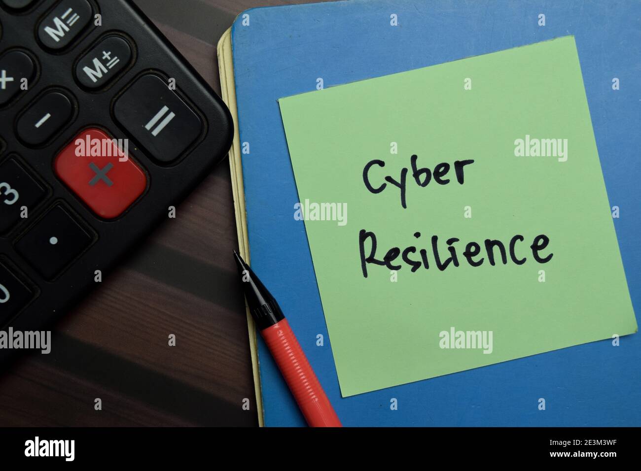Cyber Resilience scrivere su note appiccicose isolate sul tavolo in legno. Foto Stock