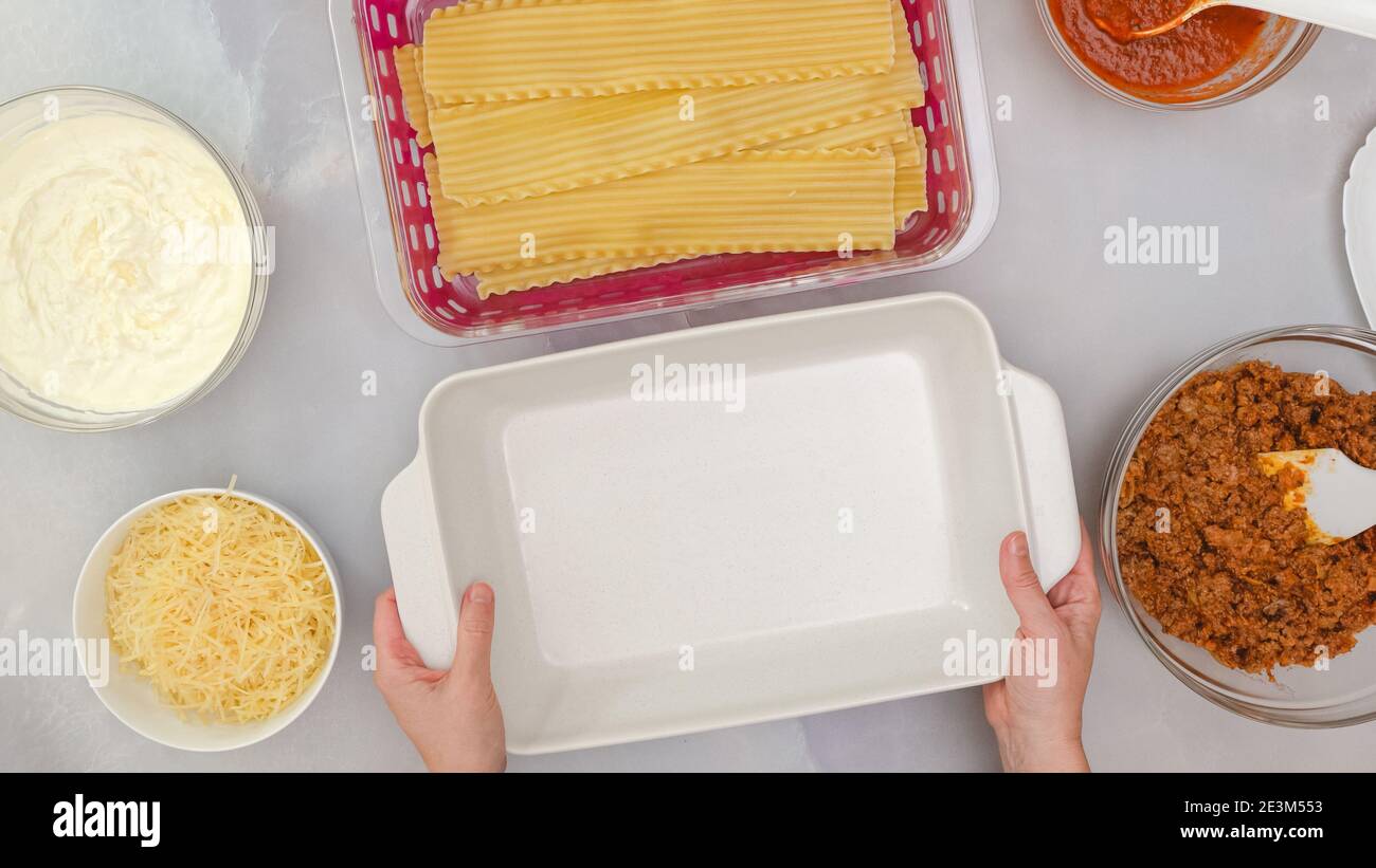 Ricetta di lasagne di manzo. Processo di cottura passo dopo passo. Assemblare la lasagna. Foto Stock