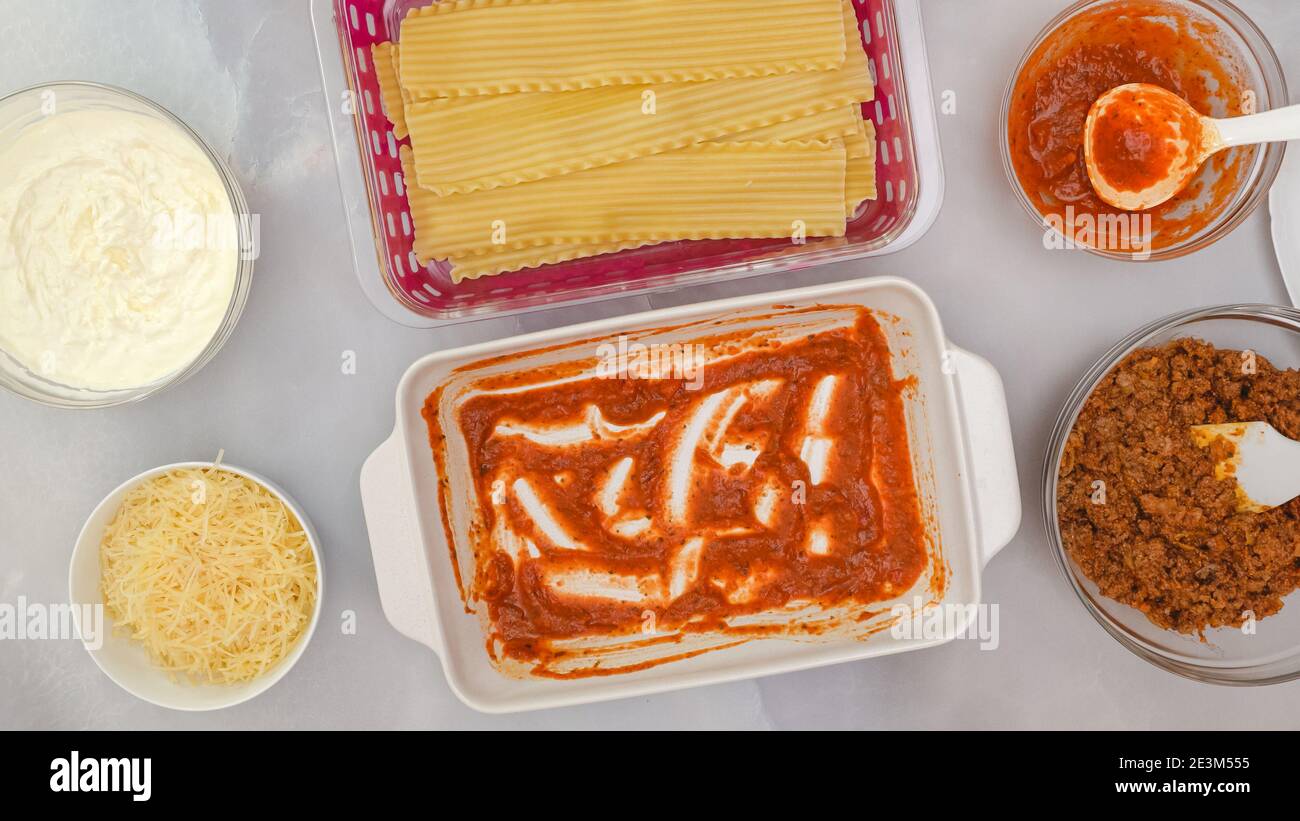 Ricetta di lasagne di manzo. Processo di cottura passo dopo passo. Assemblare la lasagna. Foto Stock