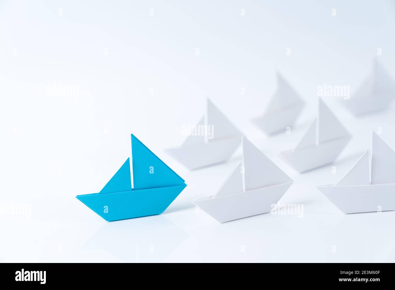 Leadership concettuale utilizzando carta blu nave Foto Stock