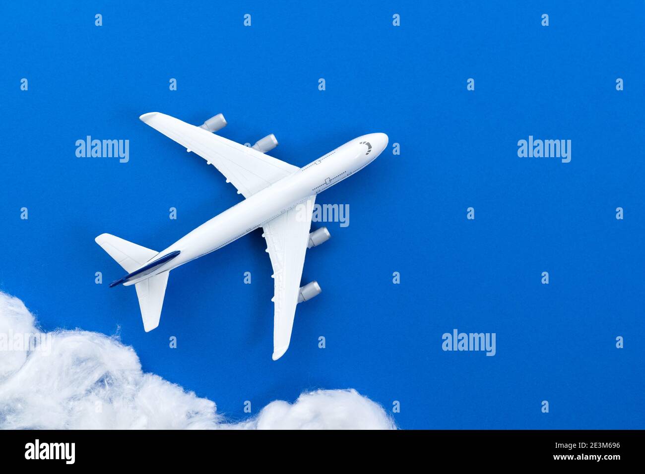 Modello di aereo commerciale con nube Foto Stock