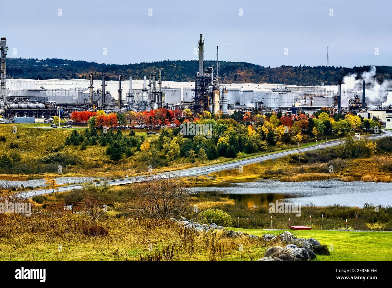 Un'immagine autunnale della grande raffineria Irving Oil nella rurale Saint John New Brunswick Canada con il fogliame locale che gira i colori brillanti dell'autunno. Foto Stock