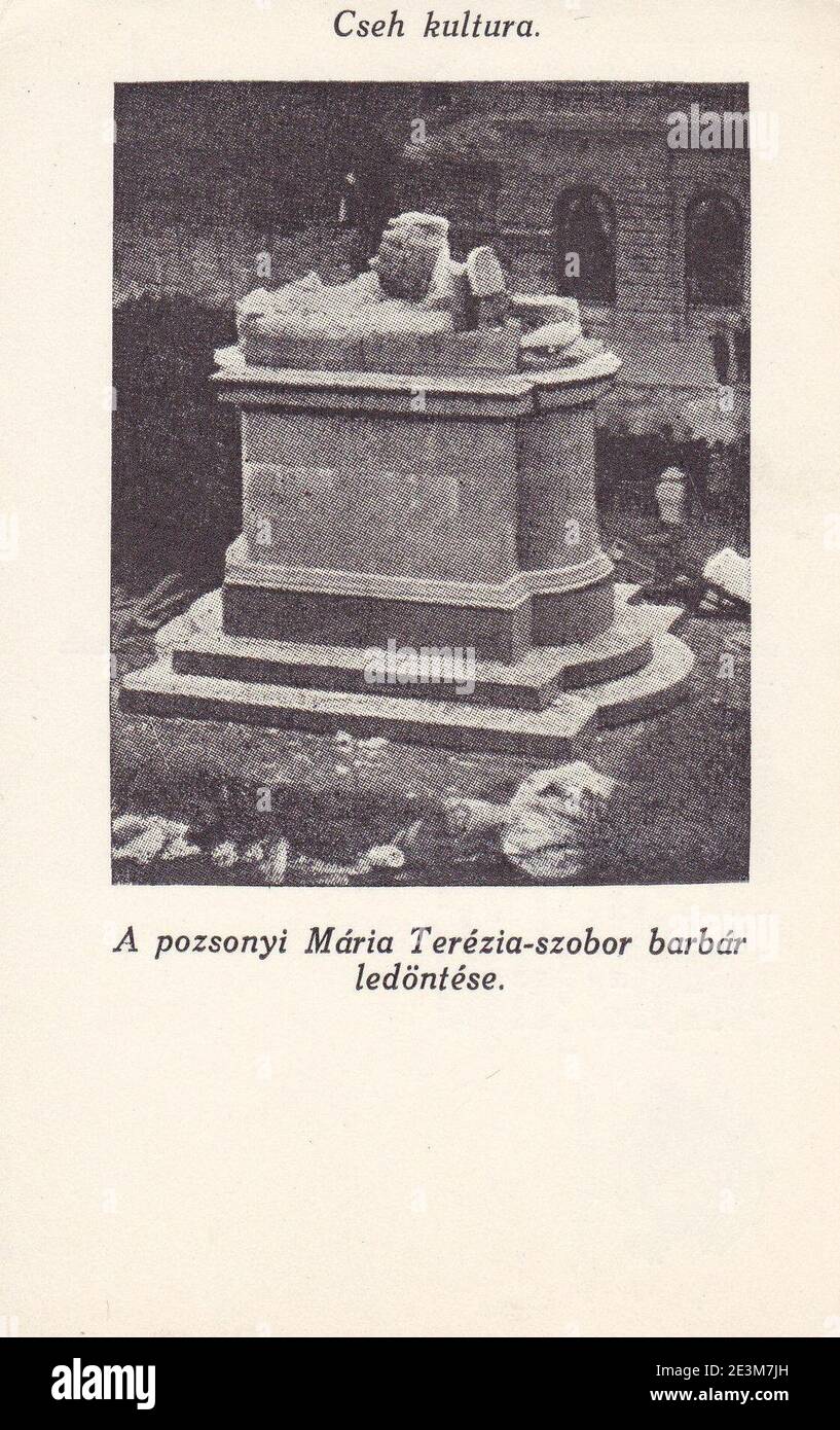 Maria Terezia szobor ledontes. Foto Stock