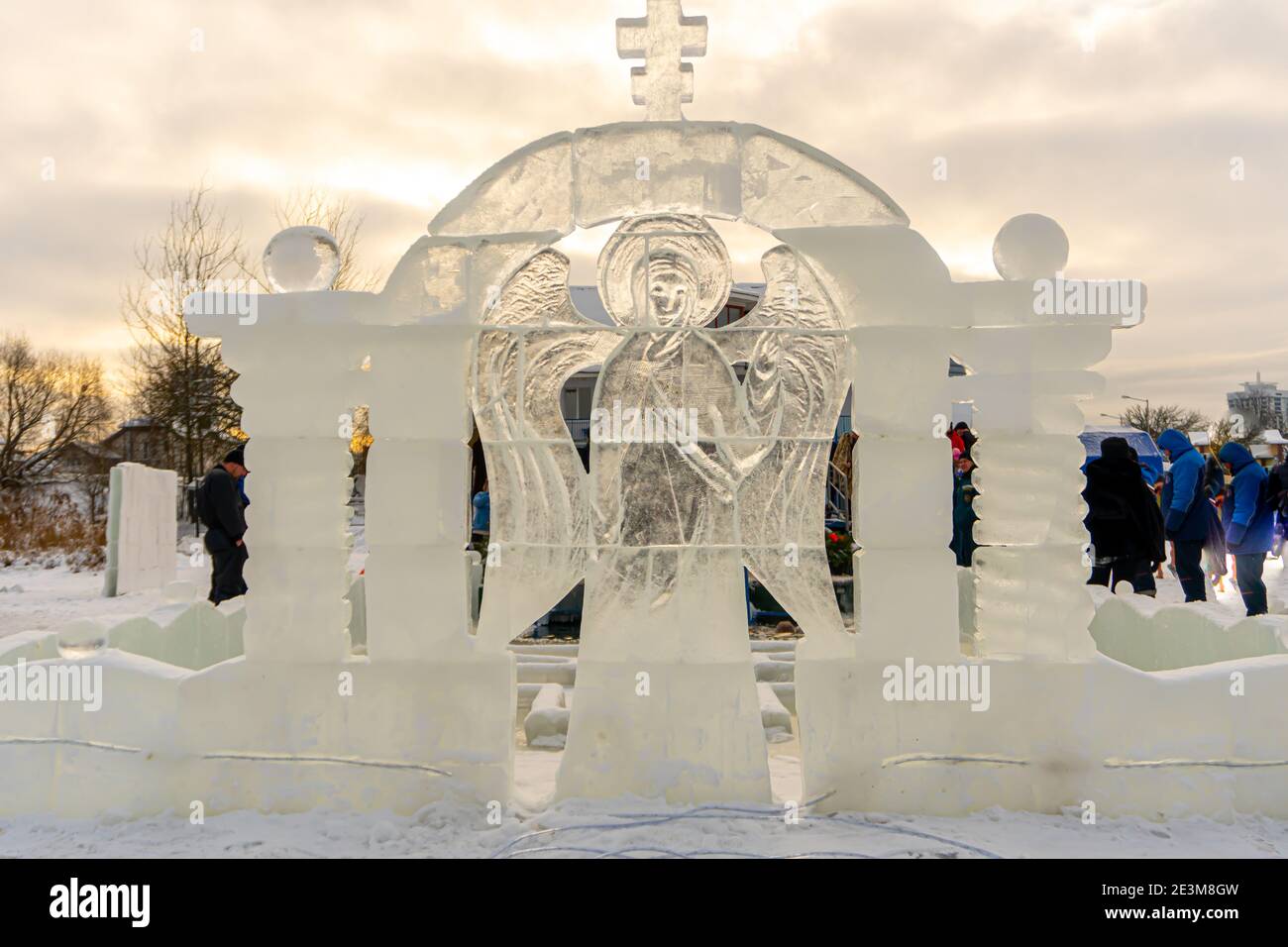 Font per immergere in un buco di ghiaccio per il battesimo di cristo e scultura del ghiaccio in forma di an angel e una croce Foto Stock