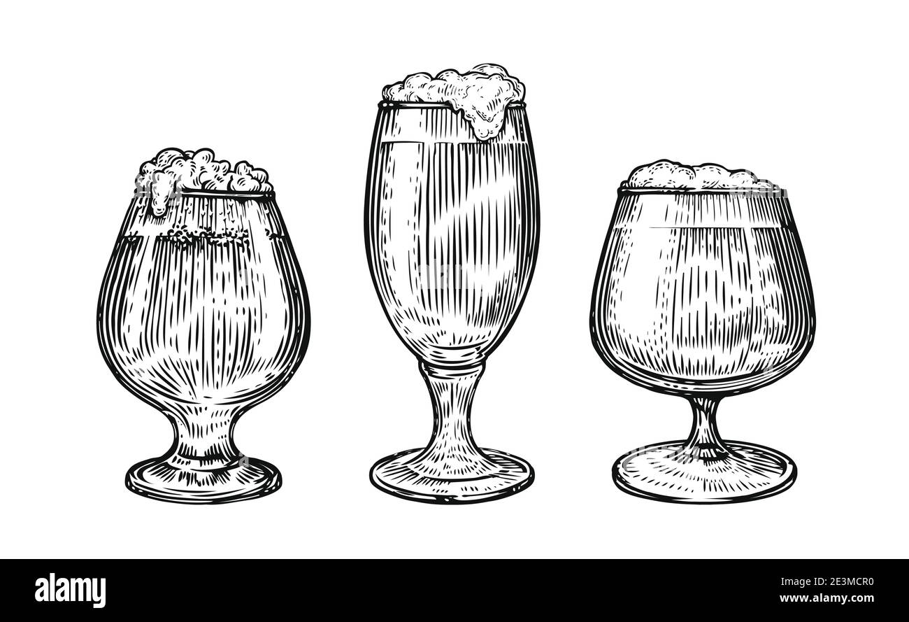 Bicchiere di birra e tazza disegnati a mano. Concetto di pub isolato su bianco Illustrazione Vettoriale