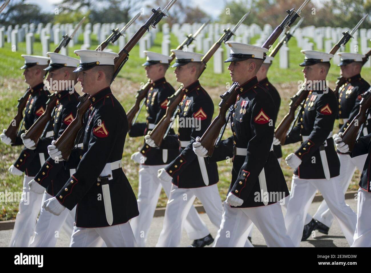 Marines con Marine Barracks Washington, D.C., (17616963576). Foto Stock