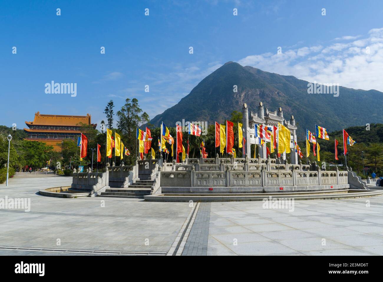 Di Tan, lo spazio aperto di fronte al Monastero di po Lin e il Buddha gigante situato sull'altopiano di Ngong Ping, Isola di Lantau Foto Stock
