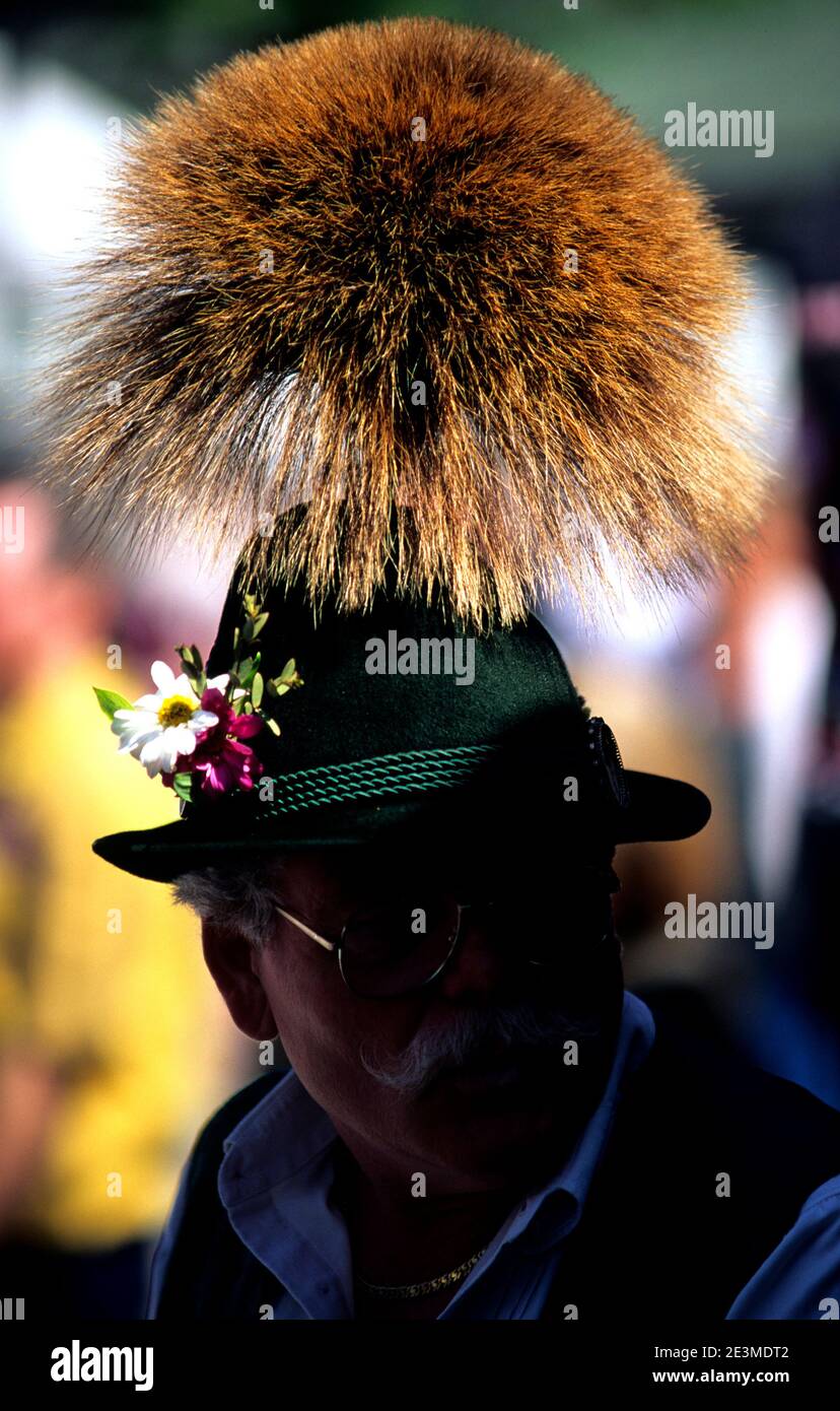 Cappello tradizionale bavarese Gamsbart, realizzato con capelli di capra di  montagna, Monaco, Germania Foto stock - Alamy