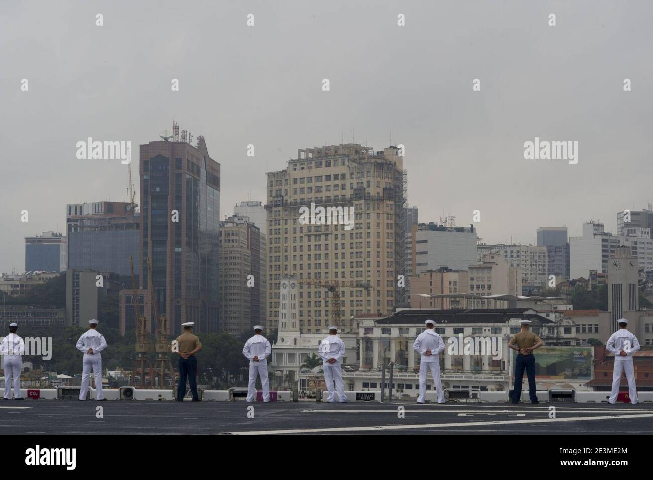 Manning le rotaie mentre la USS America parte da Rio De Janeiro 140809 Foto Stock