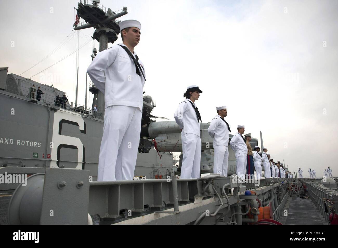Manning le rotaie mentre la USS America parte da Rio De Janeiro 140809 Foto Stock