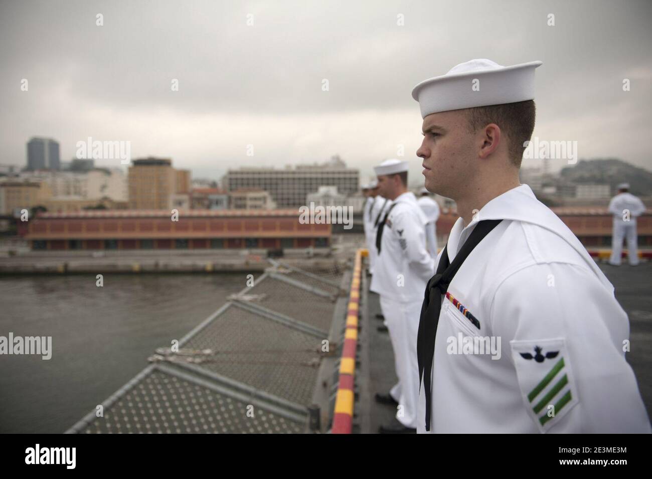 Manning le rotaie mentre la USS America parte da Rio De Janeiro 140809 Foto Stock