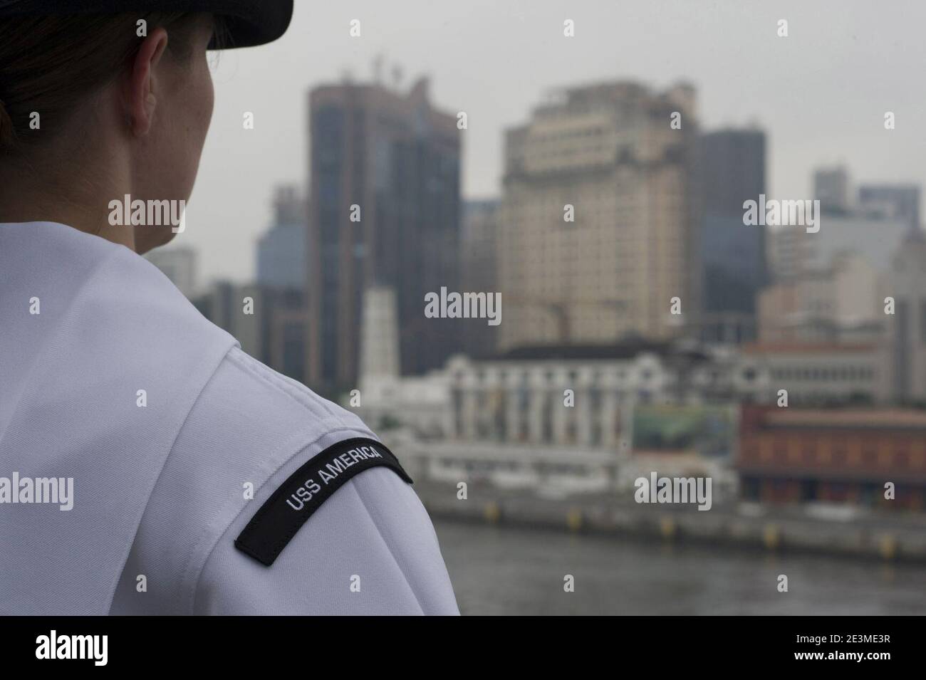 Manning le rotaie mentre la USS America parte da Rio De Janeiro 140809 Foto Stock