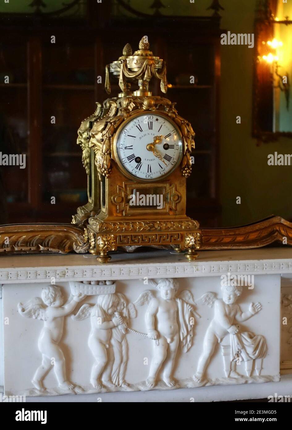 Orologio Mantel di Julien le Roy, 1790, vetro, Ormolu, smalto vitreo, su scimpanello di John Devall il giovane, 1793, marmo - Foto Stock