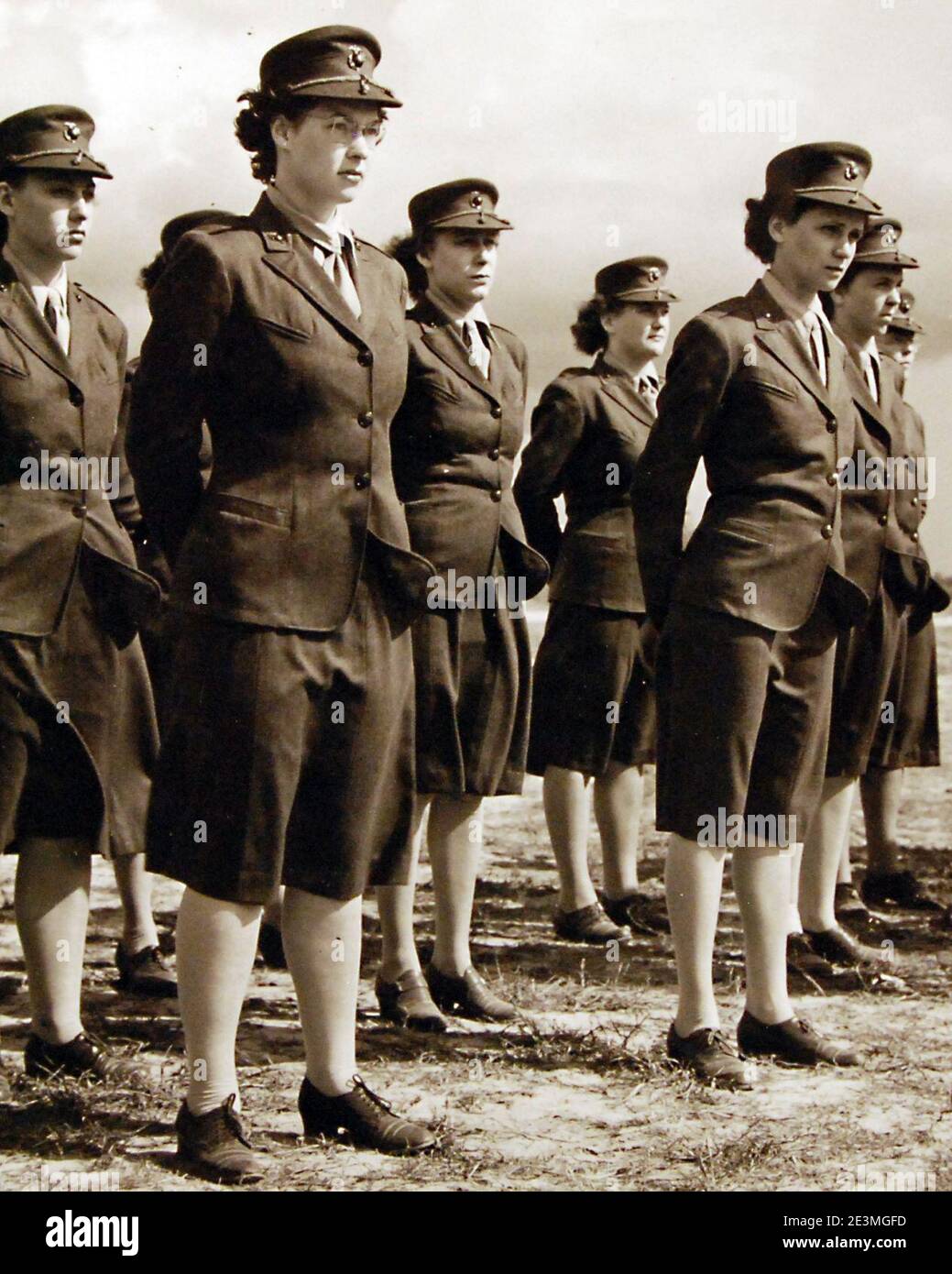 Marine Corps Womens Reserve presso la Marine Corps Air Station, Cherry Point, North Carolina al Parade Rest durante la revisione nel novembre 1943. Foto Stock