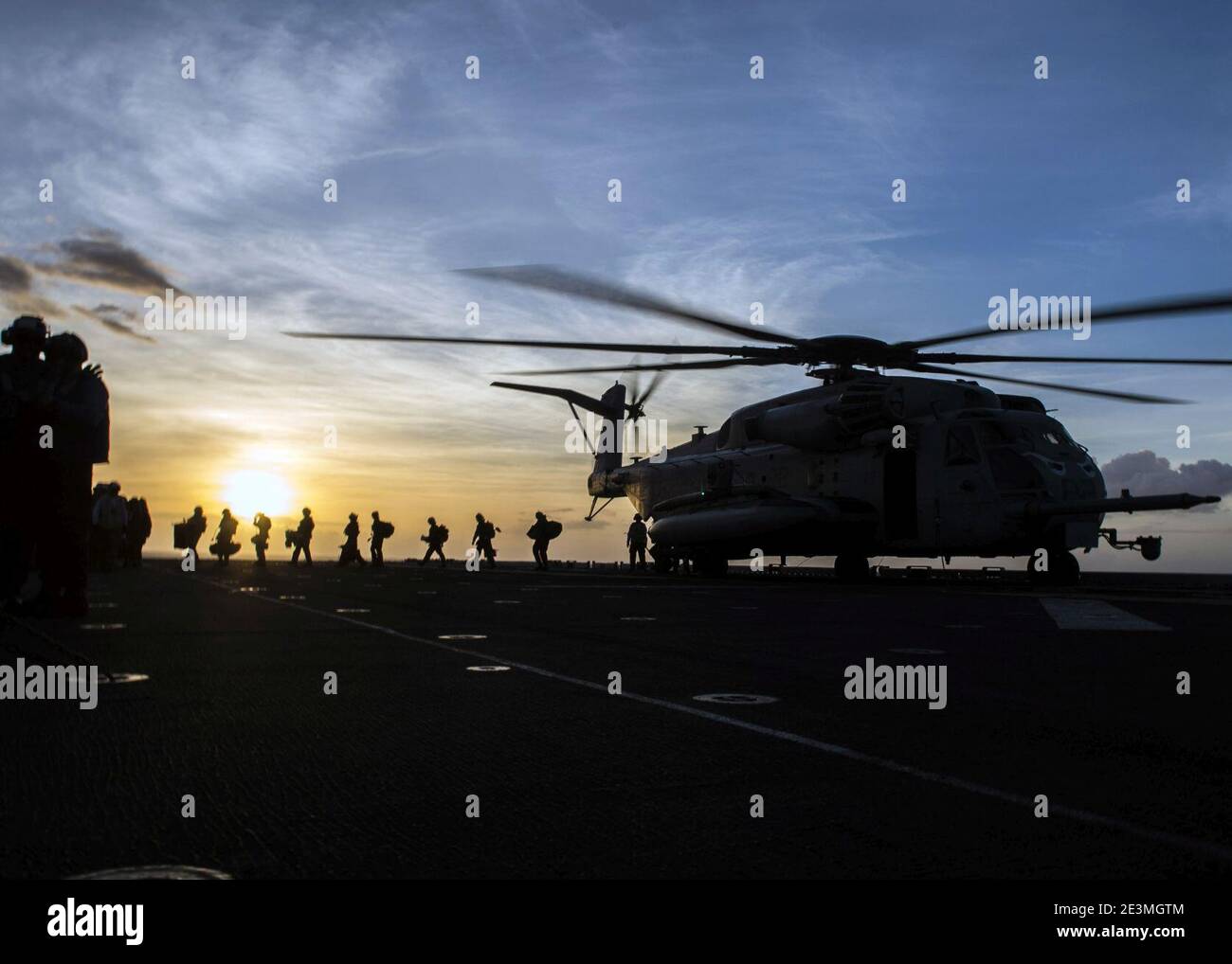 I Marines partono da un Super Stallion CH-53E a bordo della USS Makin Island. (30491971291). Foto Stock