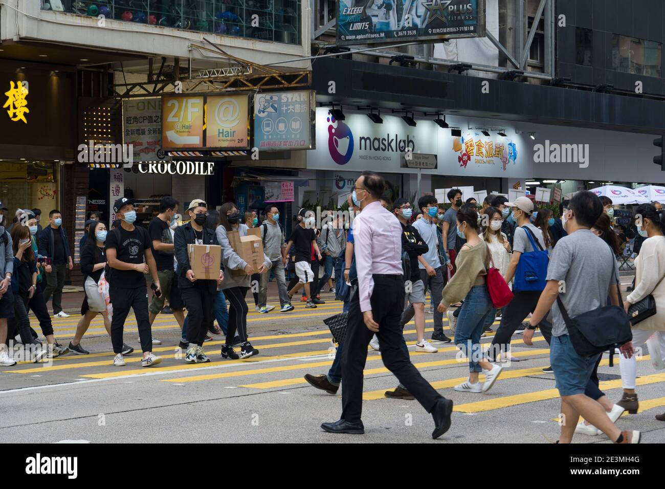 Hong Kong Novembre 2020 : pedoni che indossano una maschera per prevenire l'infezione durante l'epidemia di Coronavirus (COVID-19), Mongkok Foto Stock