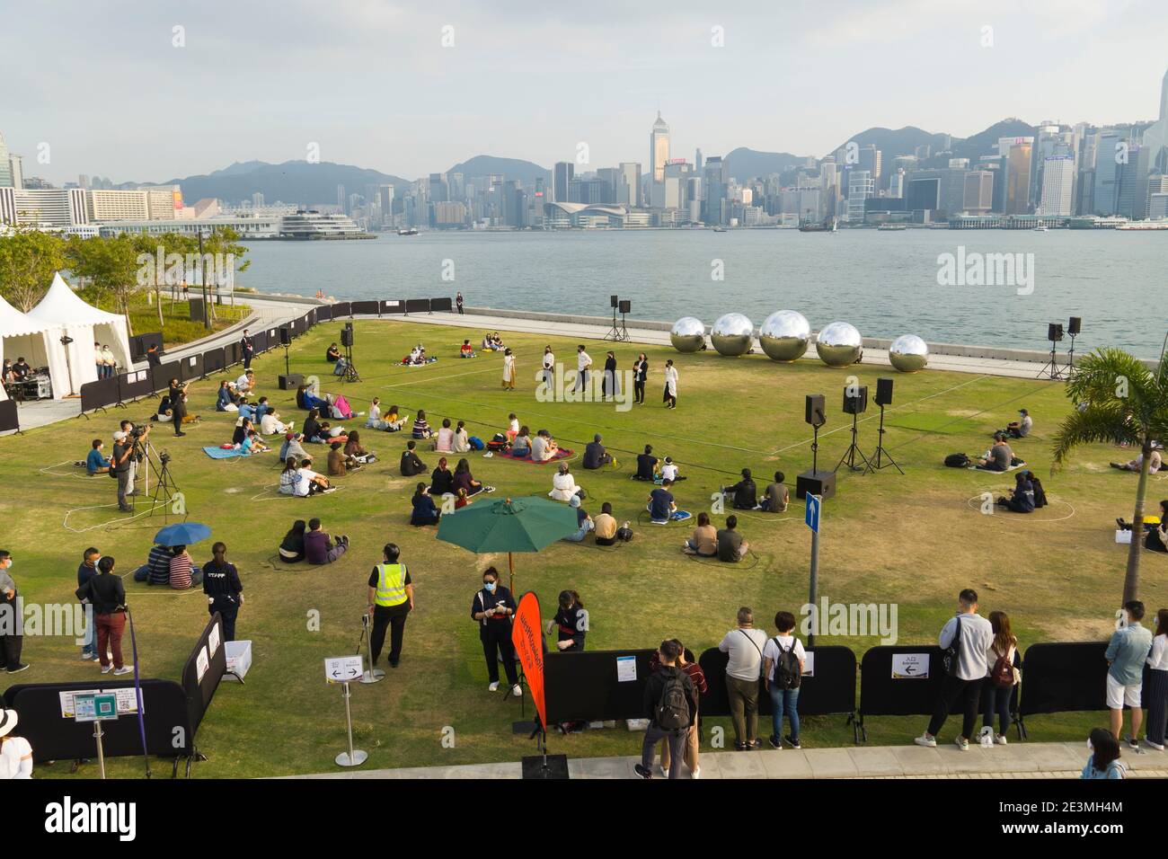 Hong Kong Novembre 28 2020 : 'Mybe Tomorrow' evento nel Distretto Culturale di Kowloon Ovest durante lo scoppio del COVID-19. Ballerini e pubblico che indossano maschere Foto Stock