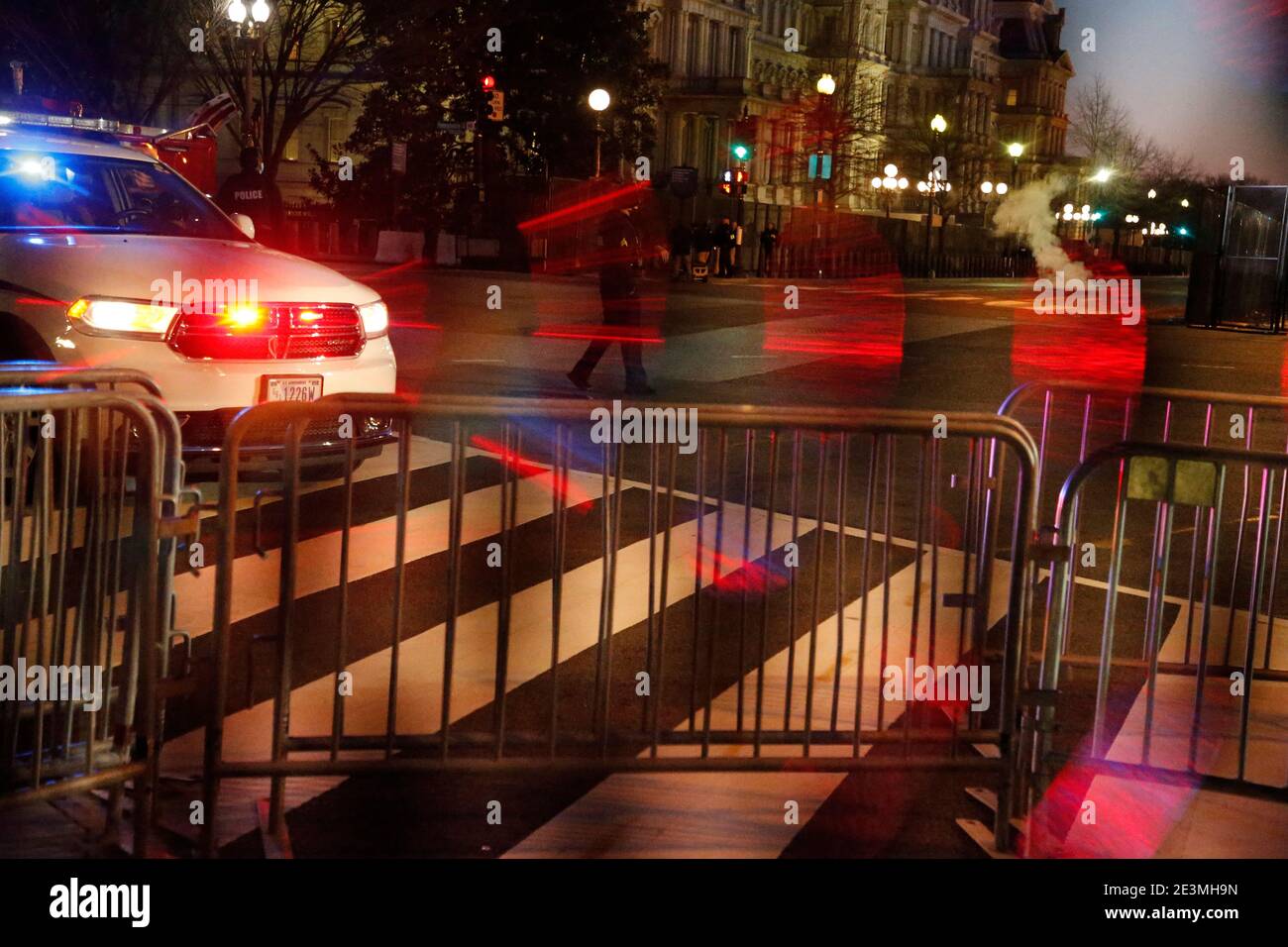 Un'auto di polizia del governo degli Stati Uniti blocca un incrocio vicino alla Blair House e all'edificio esecutivo prima dell'arrivo del presidente eletto Joe Biden's Motorade.il 19 gennaio 2021 a Washington, DC dopo le rivolte del 6 gennaio al Campidoglio degli Stati Uniti, L'FBI ha emesso una dichiarazione di avvertimento di ulteriori minacce alla capitale della nazione così come in tutti i cinquanta stati. Nelle ore congestionanti dell'attuale amministrazione, circa 25,000 guardie nazionali sono state dispiegate in città per stare in guardia in preparazione all'insediamento di Joe Biden come 46esimo presidente degli Stati Uniti. Foto di John Lamparski/SIPA USA Foto Stock