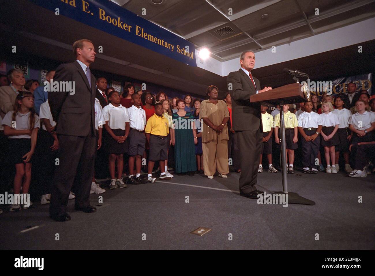 Il presidente George W. Bush fa osservazioni alla nazione riguardo agli attacchi terroristici sul suolo degli Stati Uniti Martedì, 11 settembre 2001, dalla Emma E. Booker Elementary School a Sarasota, Florida. Foto di Eric Draper. Foto Stock