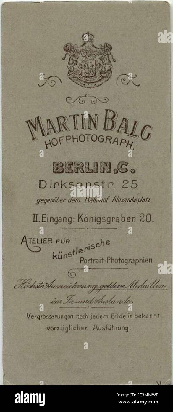 Martin Balg (Dirksenstraße 25) - Stehportrträt einer jungen hübschen Frau im dunklen Kleid mit Weißer Spitzenbluse im Dekolteé R. Foto Stock
