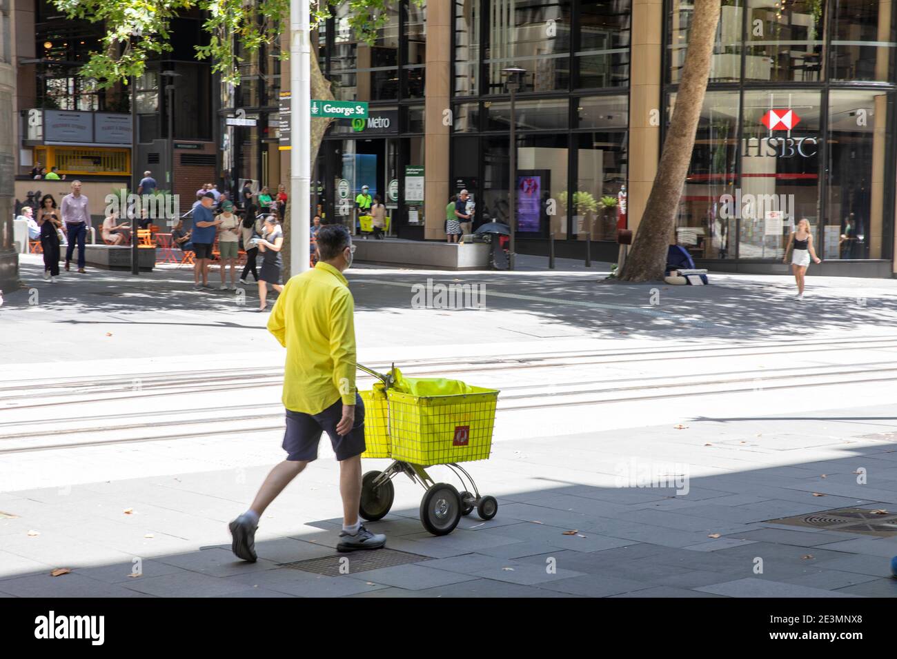 Australia Post postino consegna della posta a mano dal carrello postale In Sydney George Street, NSW, Australia Foto Stock