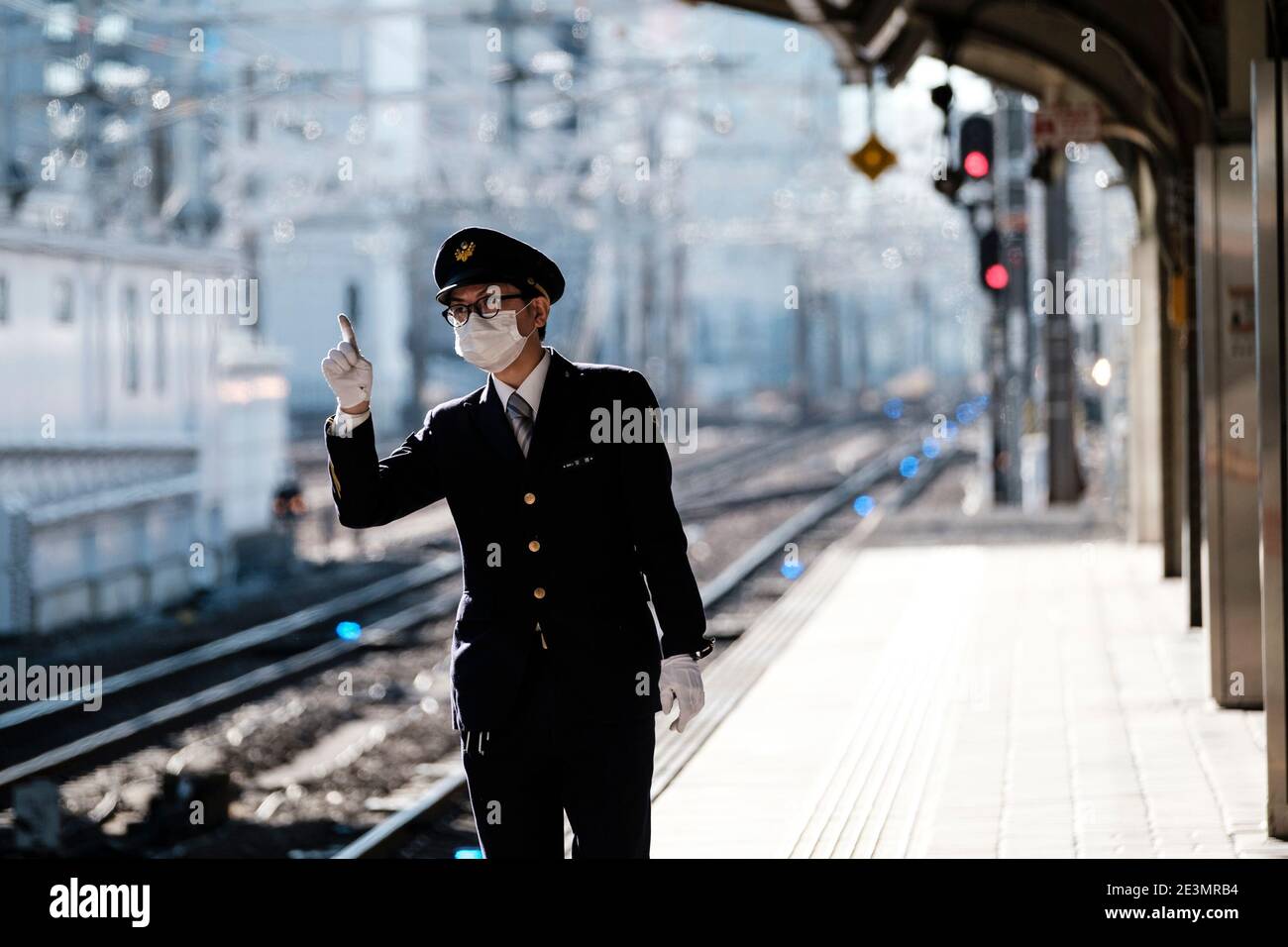 20 GENNAIO 2021 - UN operatore del treno effettua un'ispezione mentre indossa una maschera per impedire la diffusione del coronavirus alla stazione di Nagoya a Nagoya, Aichi, Giappone. Il Giappone ha visto una recente impennata di casi e ricoveri per Covid-19. Secondo il Ministero della Salute, del lavoro e del benessere, il paese è destinato a iniziare le vaccinazioni per il nuovo coronavirus a fine febbraio. Credit: Ben Weller/AFLO/Alamy Live News Foto Stock