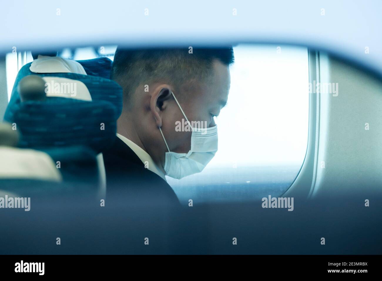 20 GENNAIO 2021 - UN passeggero sul treno ad alta velocità Shinkansen indossa una maschera per prevenire la diffusione del coronavirus alla stazione di Nagoya a Nagoya, Aichi, Giappone. Il Giappone ha visto una recente impennata di casi e ricoveri per Covid-19. Secondo il Ministero della Salute, del lavoro e del benessere, il paese è destinato a iniziare le vaccinazioni per il nuovo coronavirus a fine febbraio. Credit: Ben Weller/AFLO/Alamy Live News Foto Stock