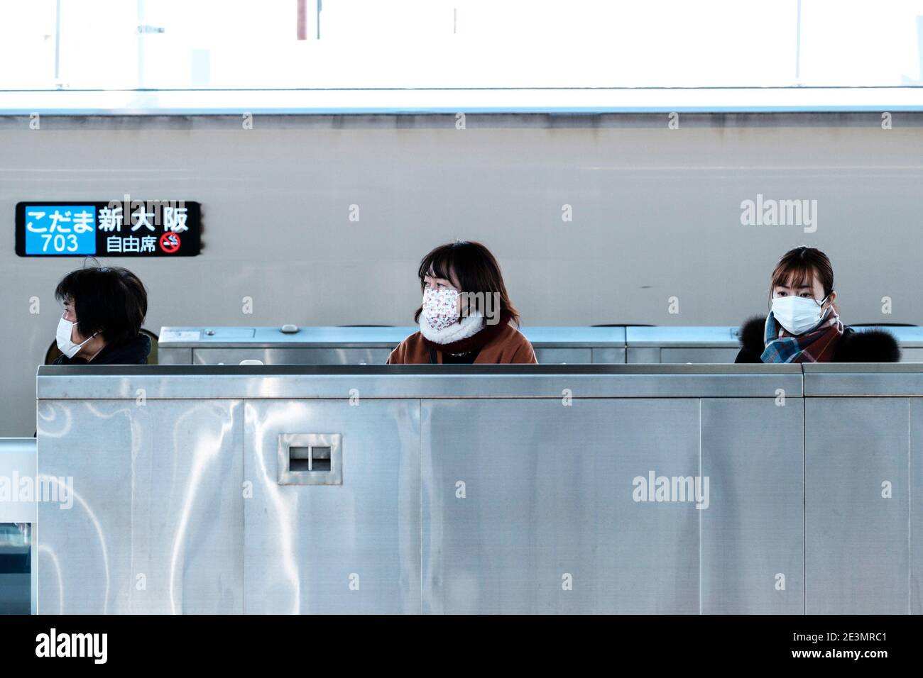 20 GENNAIO 2021 - i passeggeri indossano maschere per prevenire la diffusione del coronavirus alla stazione di Nagoya a Nagoya, Aichi, Giappone. Il Giappone ha visto una recente impennata di casi e ricoveri per Covid-19. Secondo il Ministero della Salute, del lavoro e del benessere, il paese è destinato a iniziare le vaccinazioni per il nuovo coronavirus a fine febbraio. Credit: Ben Weller/AFLO/Alamy Live News Foto Stock