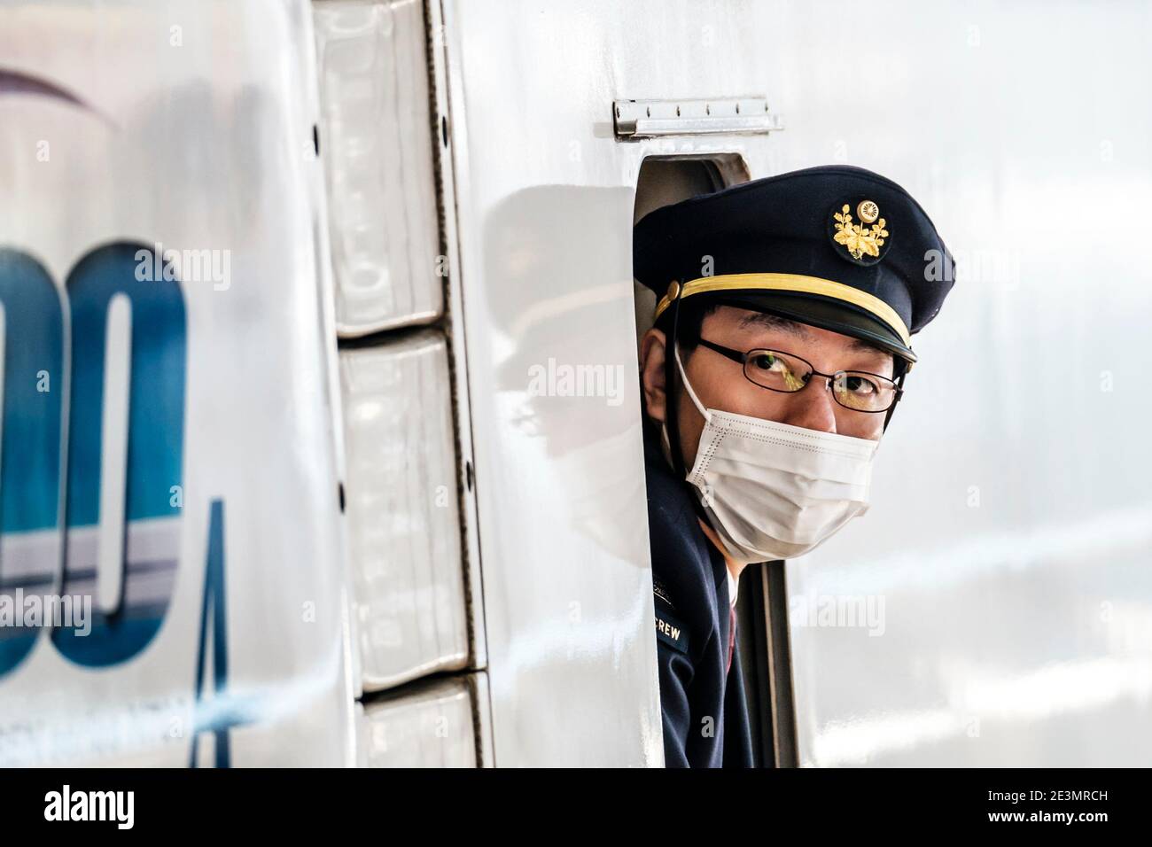 20 GENNAIO 2021 - UN direttore del treno ad alta velocità Shinkansen indossa una maschera per prevenire la diffusione del coronavirus alla stazione di Nagoya a Nagoya, Aichi, Giappone. Il Giappone ha visto una recente impennata di casi e ricoveri per Covid-19. Secondo il Ministero della Salute, del lavoro e del benessere, il paese è destinato a iniziare le vaccinazioni per il nuovo coronavirus a fine febbraio. Credit: Ben Weller/AFLO/Alamy Live News Foto Stock