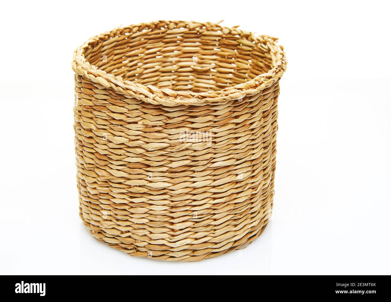 Prodotto naturale fatto a mano, cesto rotondo in vimini, tessitura in rattan. Concetto eco-compatibile e sostenibile. Acquisti ecocompatibili e regali riciclati. Foto Stock