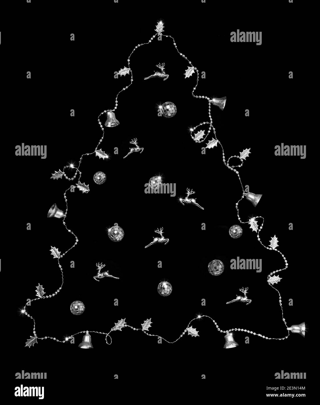 Albero di Natale forma da catena argentata su sfondo nero Foto Stock