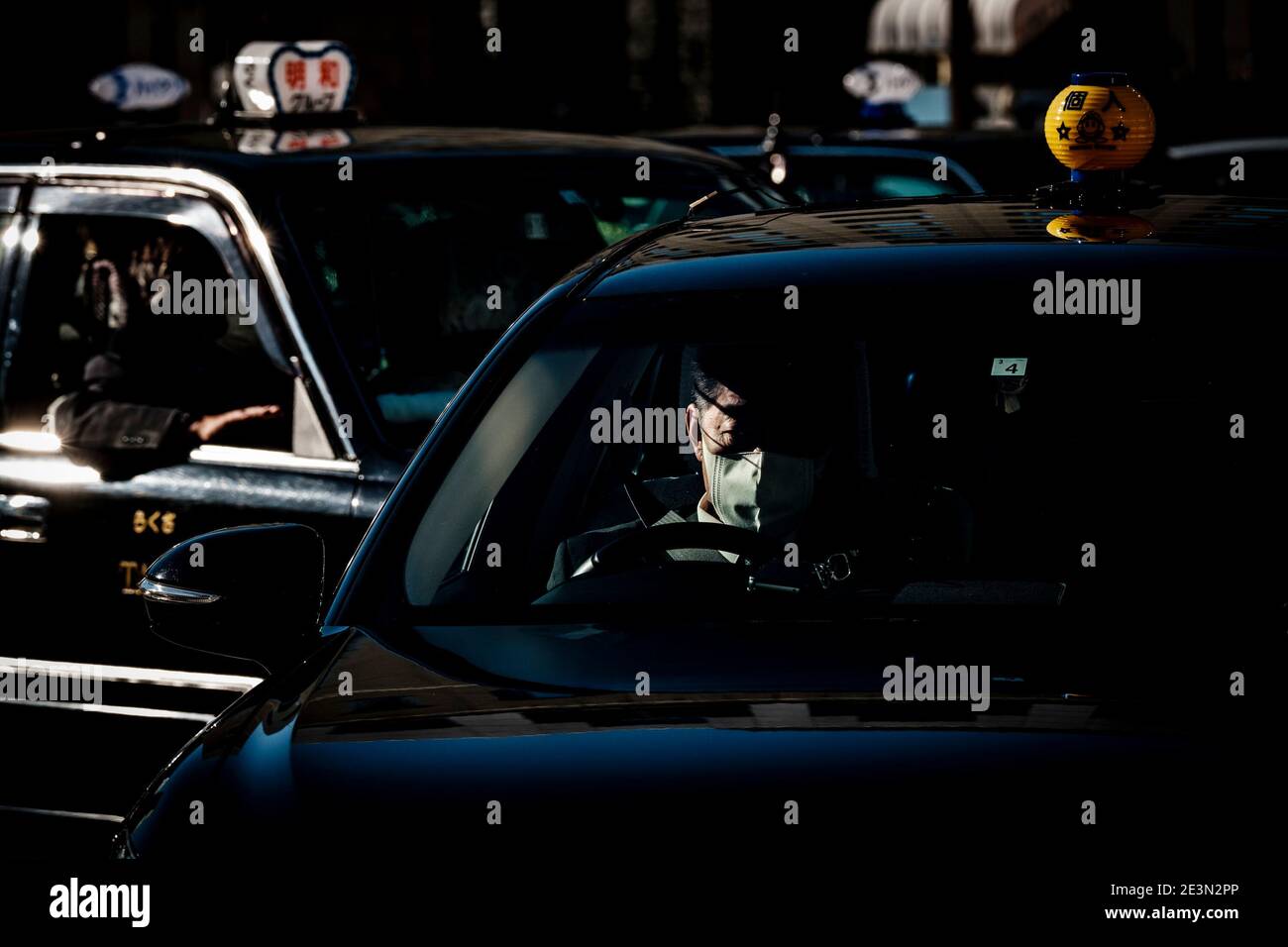 20 GENNAIO 2021 - i tassisti che indossano maschere per impedire la diffusione del coronavirus aspettano i passeggeri alla stazione di Nagoya a Nagoya, Aichi, Giappone. Il Giappone ha visto una recente impennata di casi e ricoveri per Covid-19. Secondo il Ministero della Salute, del lavoro e del benessere, il paese è destinato a iniziare le vaccinazioni per il nuovo coronavirus a fine febbraio. Credit: Ben Weller/AFLO/Alamy Live News Foto Stock