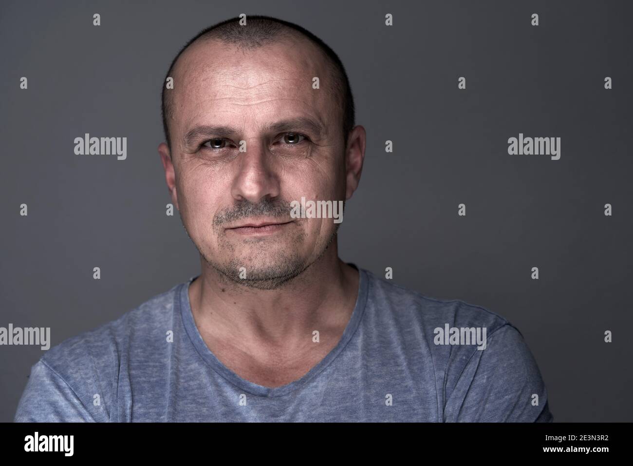 Uomo di mezza età sicuro in primo piano girato con un intenso guarda Foto Stock