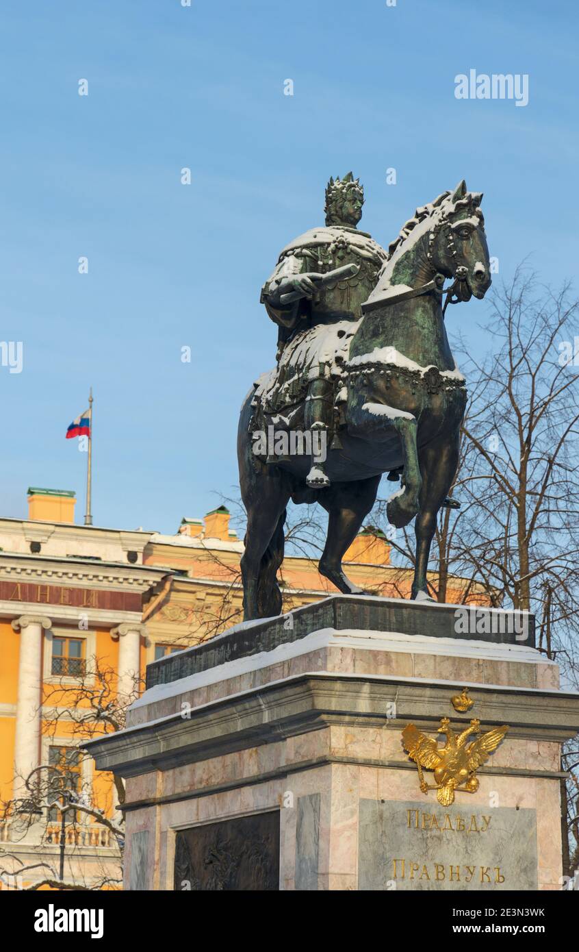 San Pietroburgo, Russia - 16 gennaio 2021: Scena invernale con la statua di Pietro i su un piedistallo in marmo sullo sfondo del Castello di Mikhailovsky Wit Foto Stock