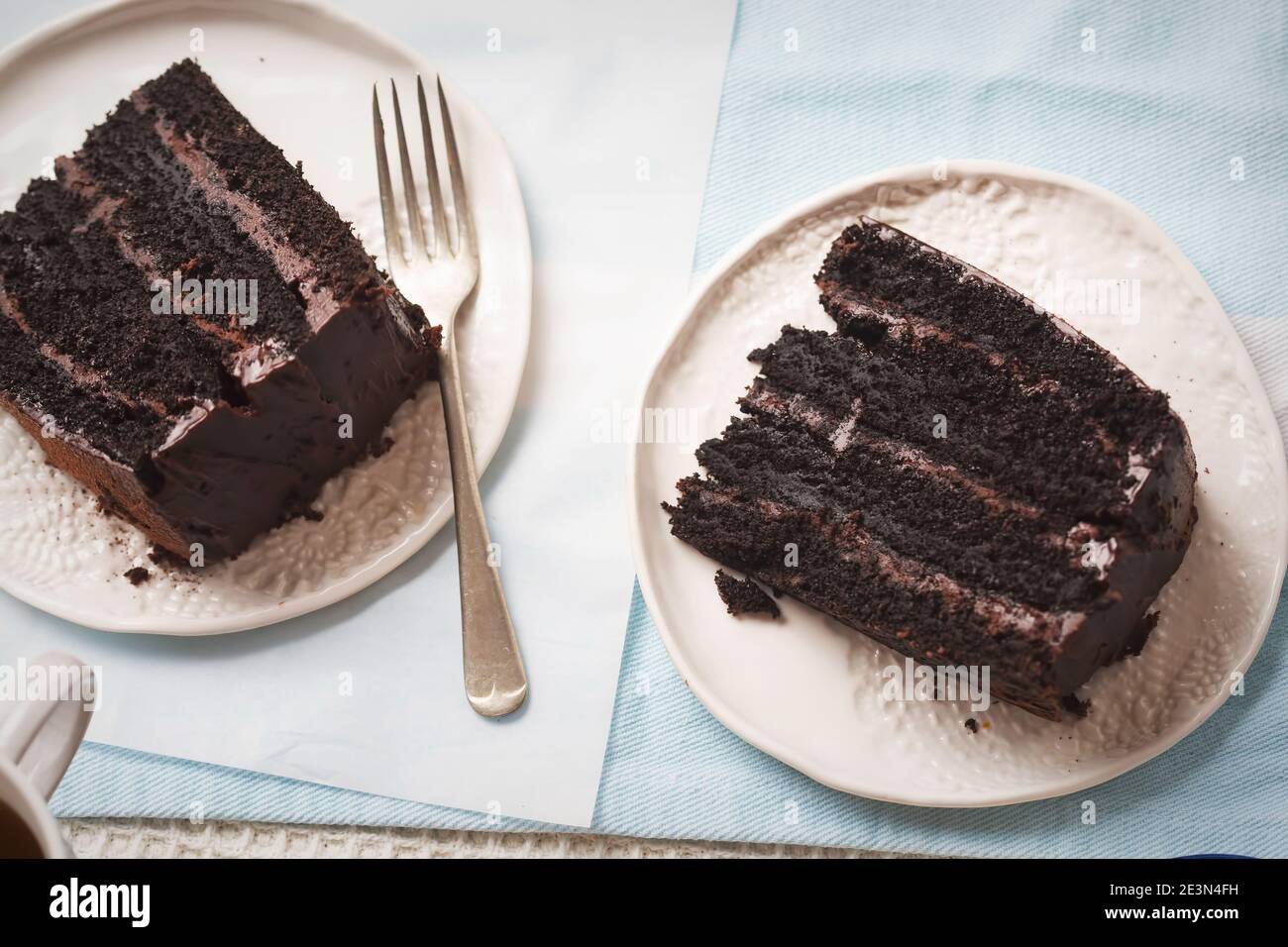 Torta a strati di cioccolato. Torta al cioccolato fondente fatta su latticello e cola Foto Stock