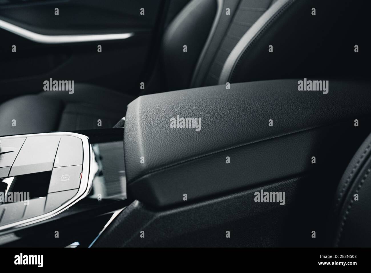 Primo piano del bracciolo nella vettura passeggeri di lusso Foto Stock