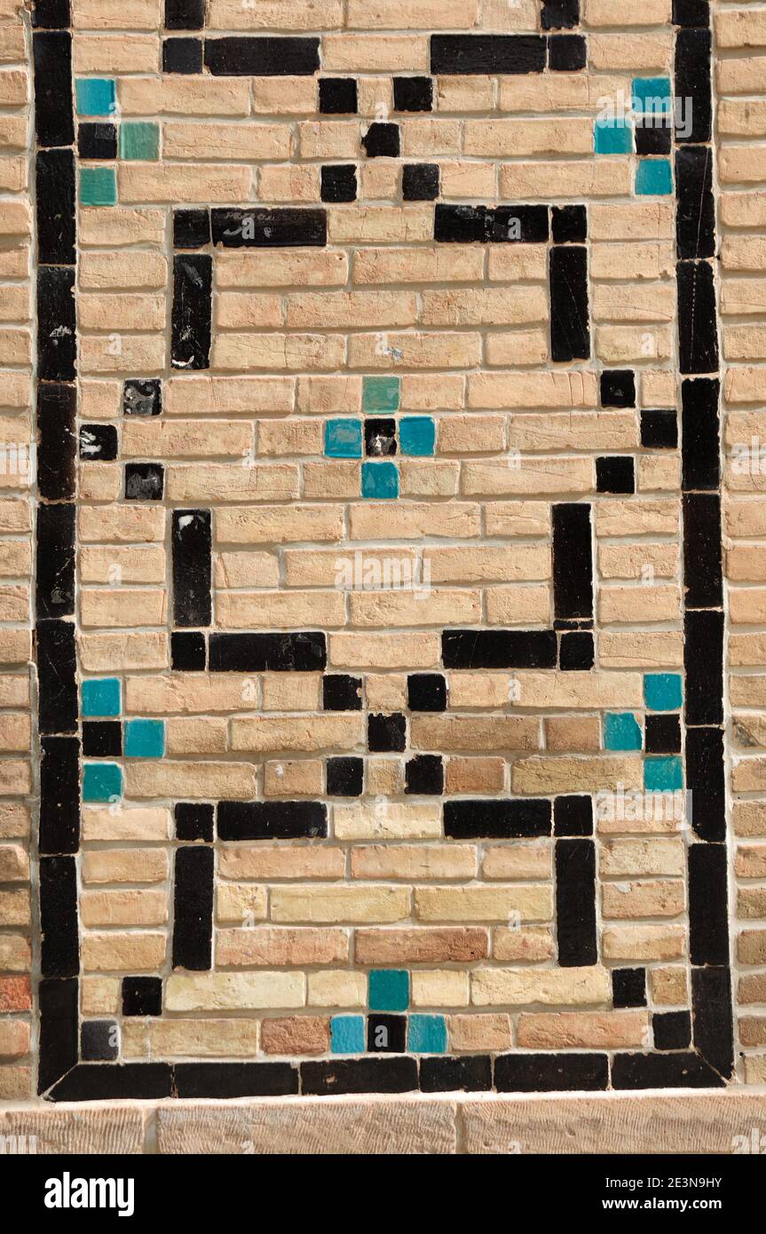 Un esempio di piastrella medievale. Un esempio di arte tegola iraniana motivi geometrici. Isfahan, Provincia di Isfahan, Iran. Foto Stock