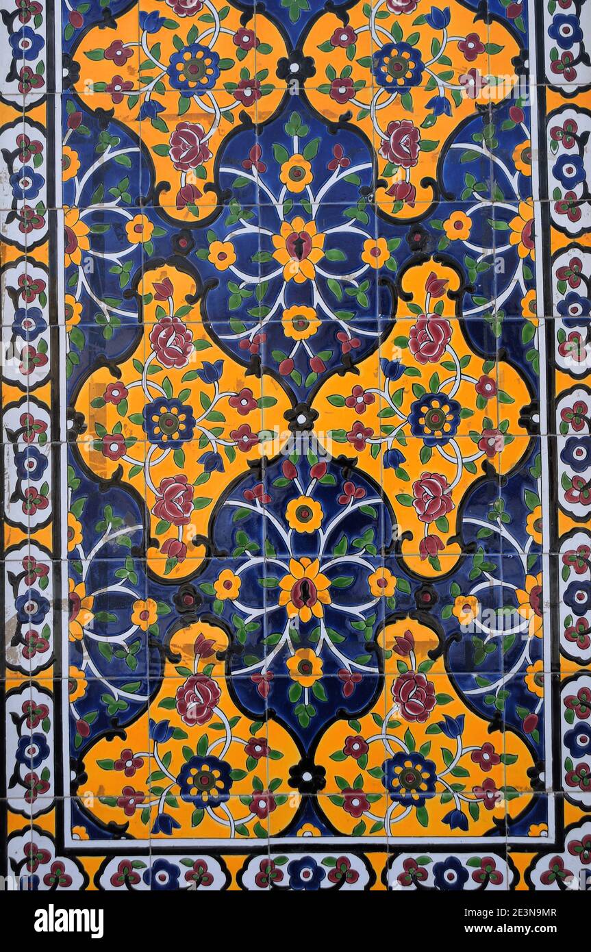 Un esempio di piastrella medievale. Un esempio di arte tegola iraniana motivi geometrici. Isfahan, Provincia di Isfahan, Iran. Foto Stock
