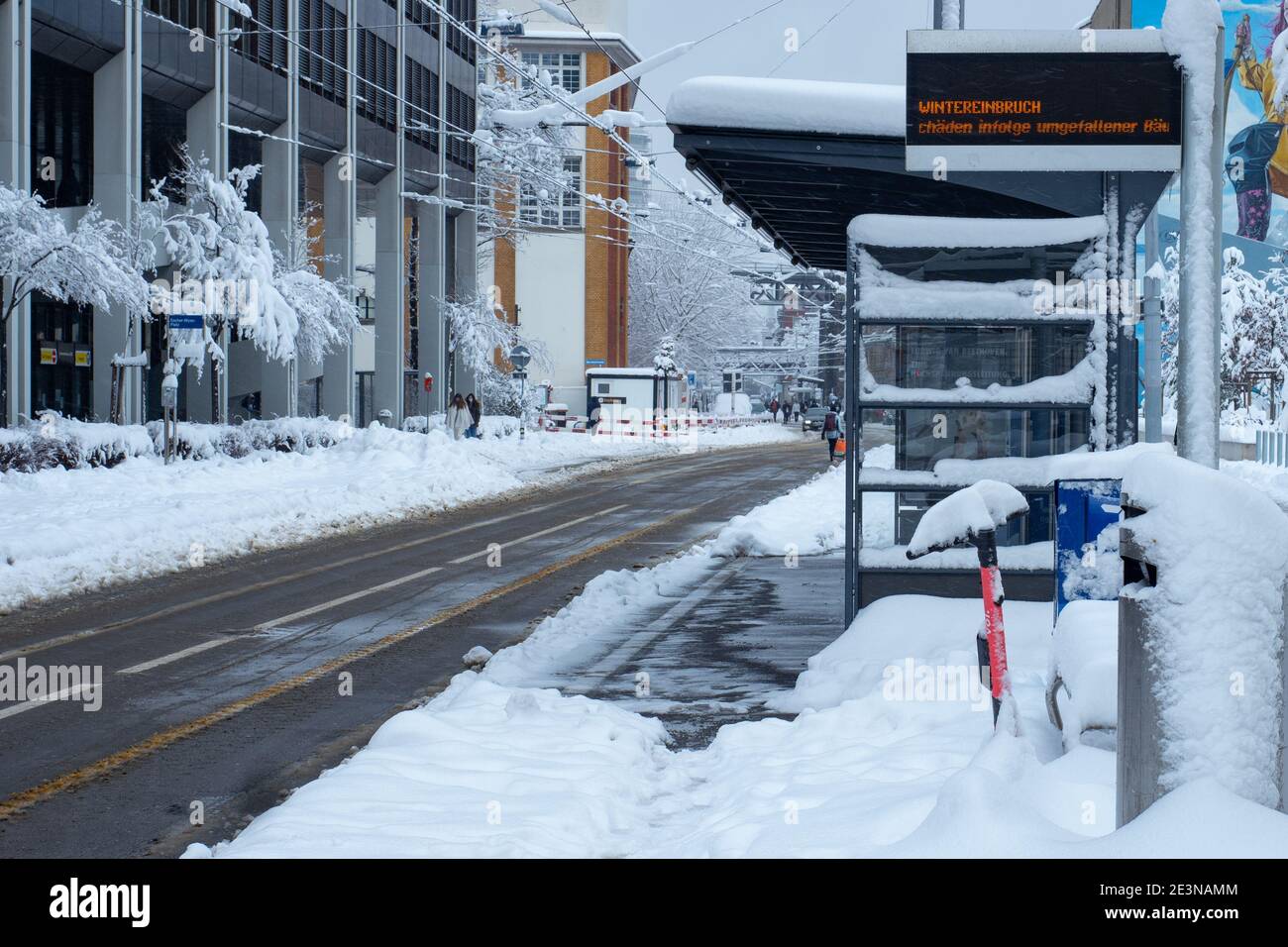 Zurigo, Svizzera - 15 gennaio 2021: Stazione del tram fuori servizio a causa della neve Foto Stock