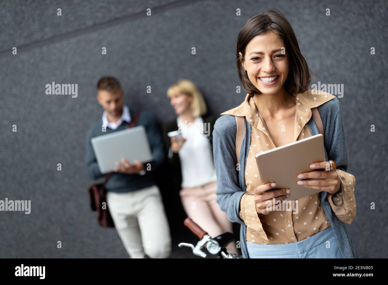 Gruppo di persone aziendali che utilizzano dispositivi elettronici all'aperto Foto Stock
