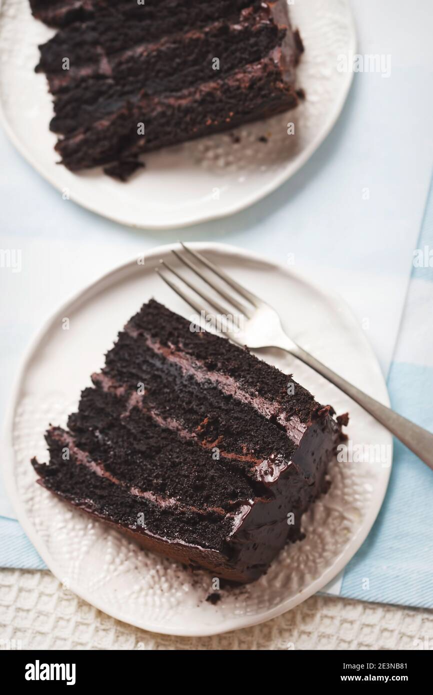 Torta a strati di cioccolato. Torta al cioccolato fondente fatta su latticello e cola Foto Stock