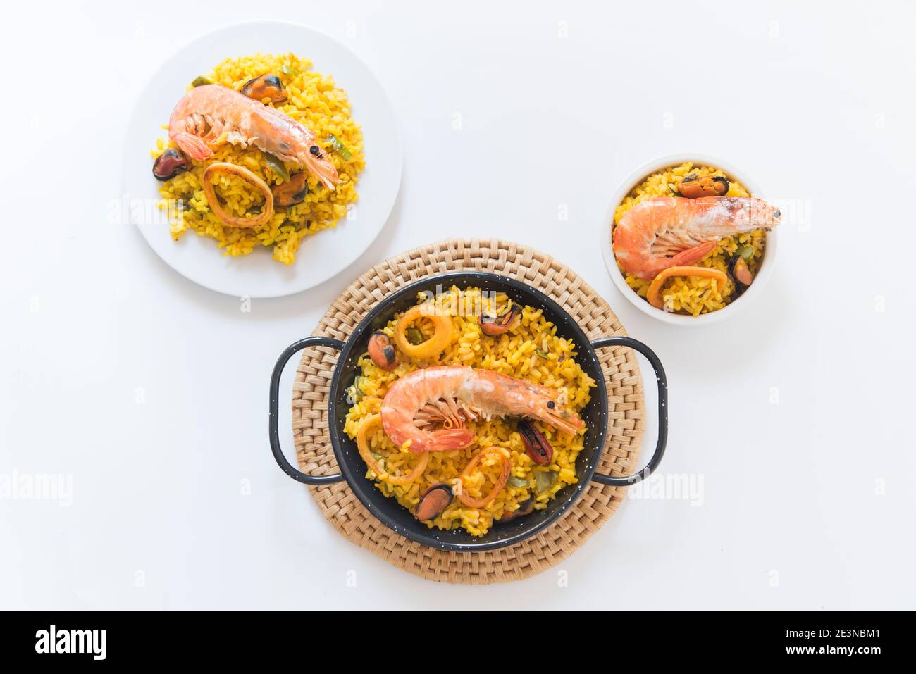 Paella cibo tipico spagnolo su fondo di granito Foto Stock