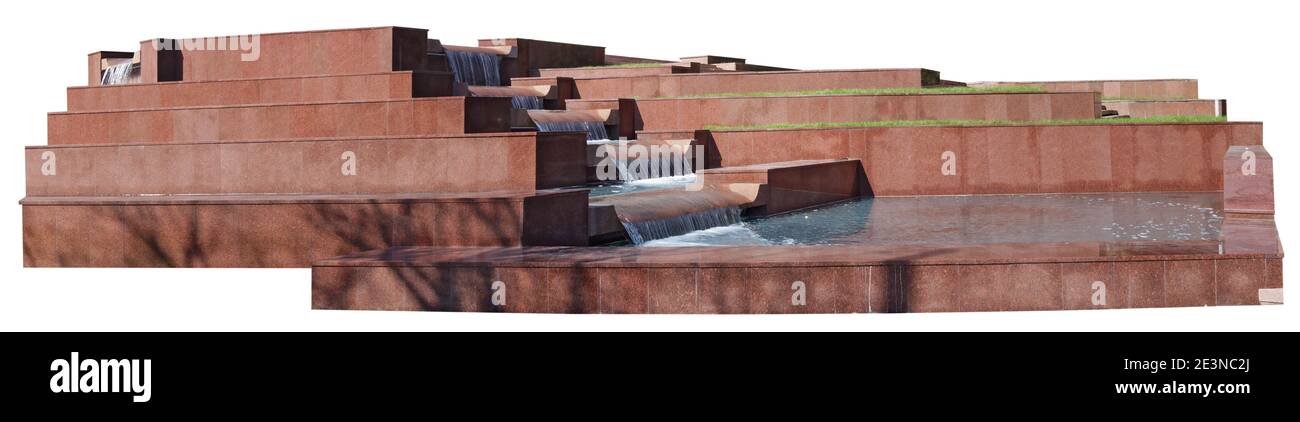 La fontana della città è fatta di granito rosso sotto forma di scalini. Isolato su bianco Foto Stock