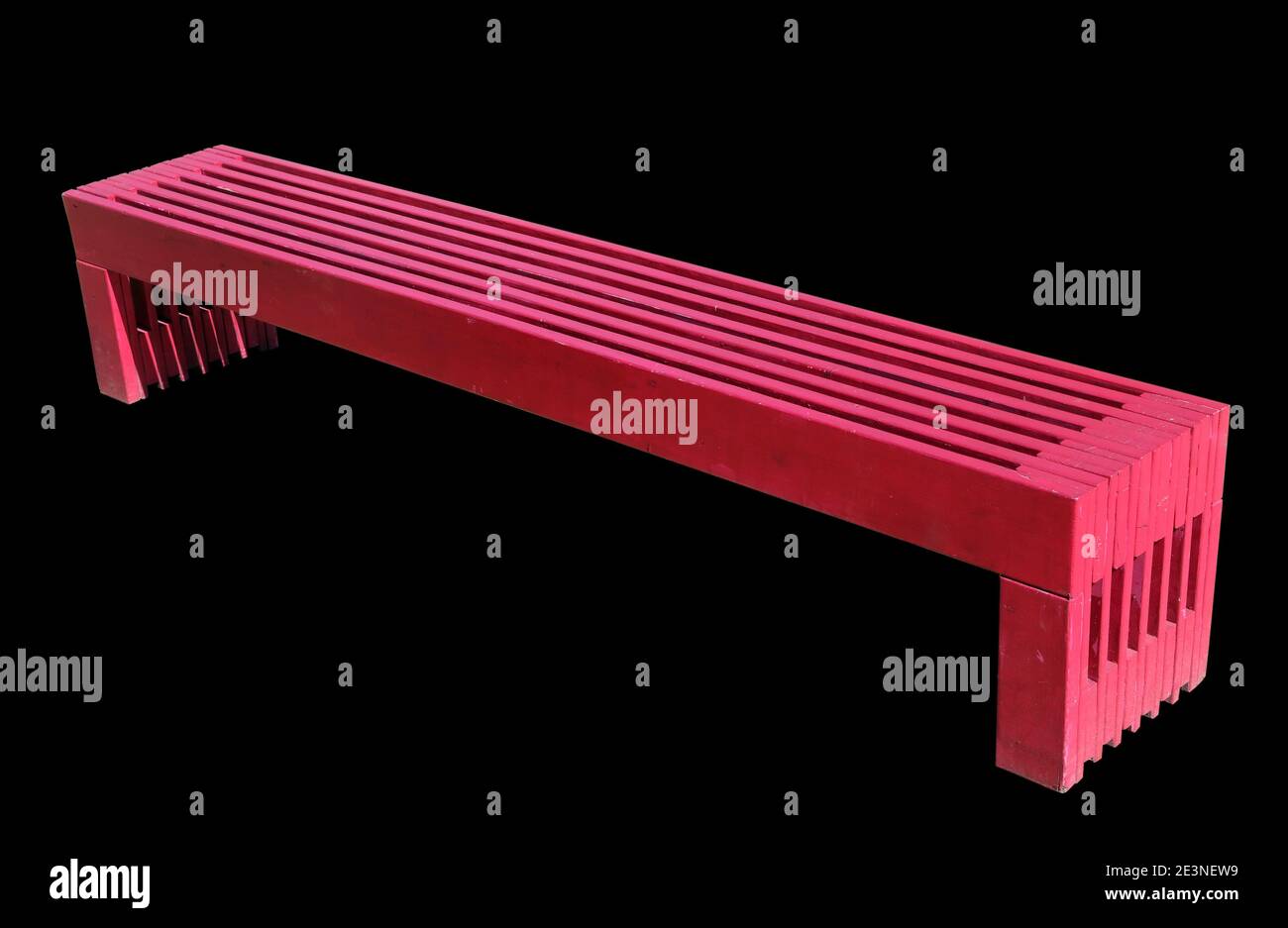 La panca di legno della strada dipinta in rosso. Isolato su nero Foto Stock