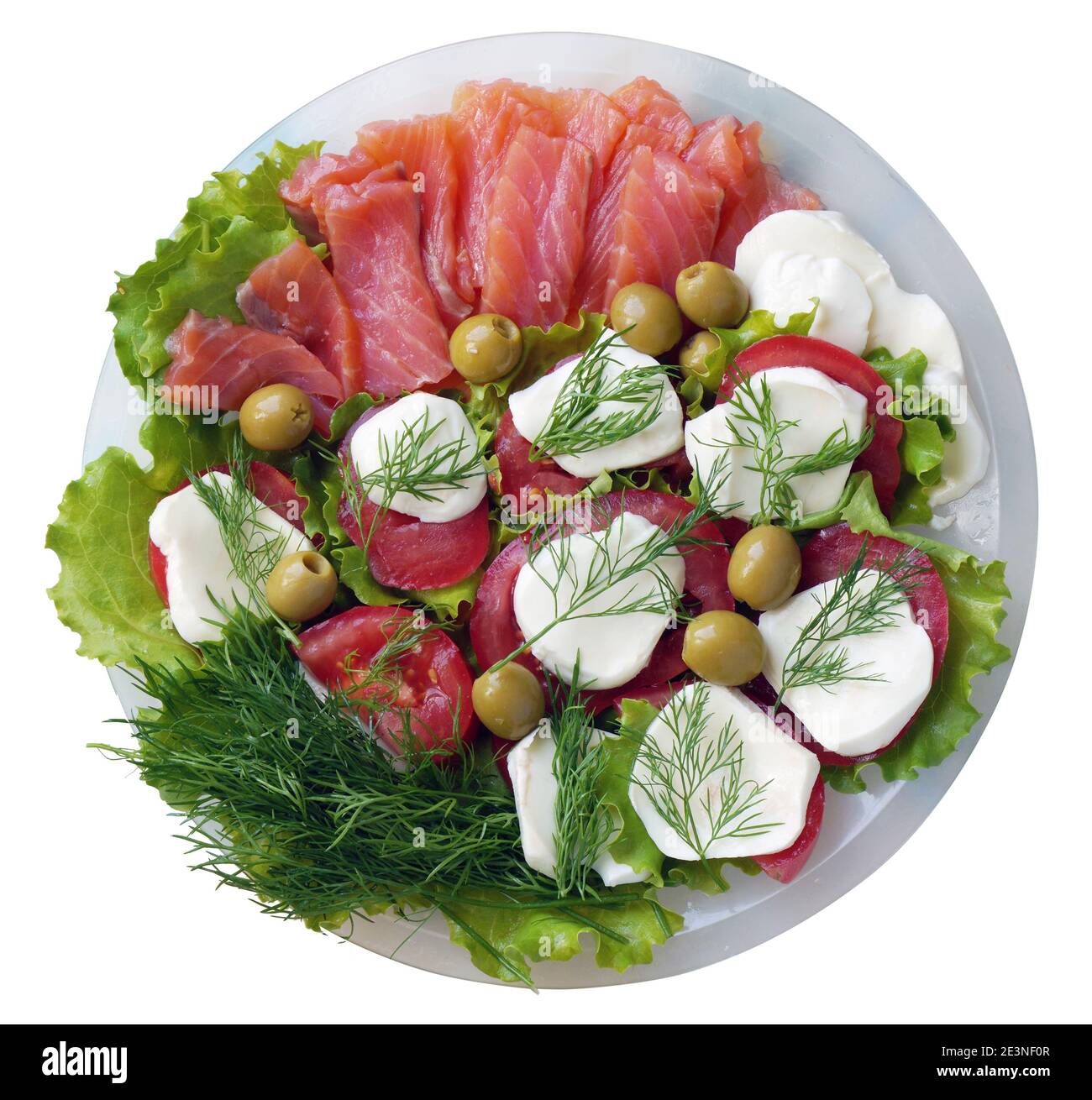 Insalata di salmone affumicata con pomodori e mozzarella. Isolato su bianco Foto Stock