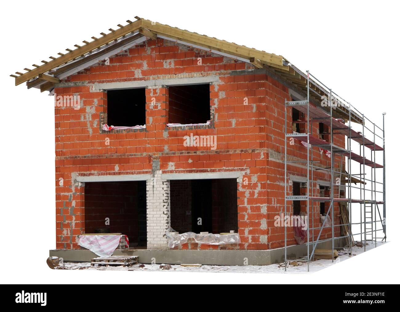 Edificio incompiuto di una casa rurale in mattoni rossi in inverno. Isolato su bianco. Produzione di massa Foto Stock