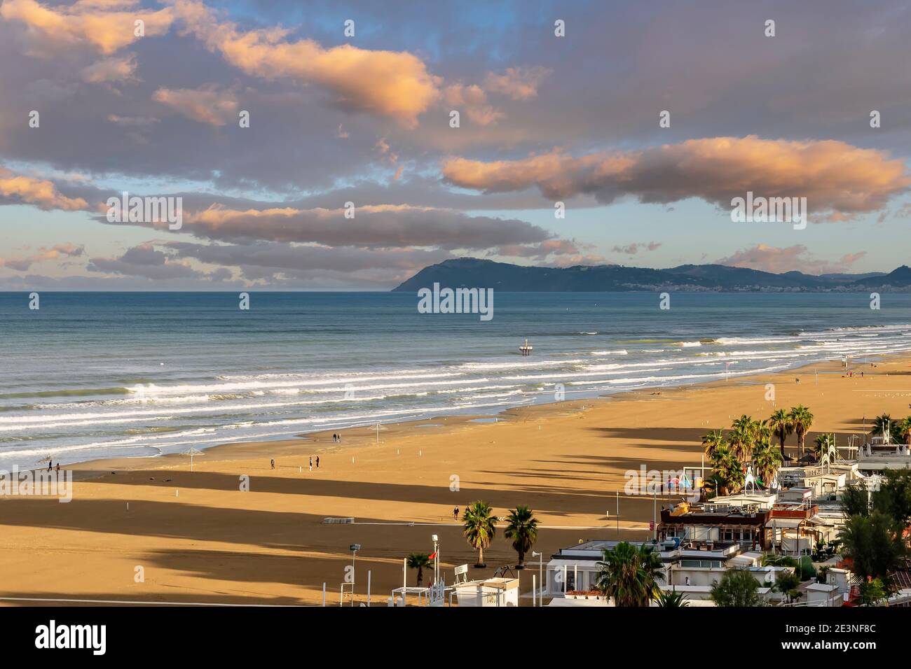 Un suggestivo tramonto sulla famosa spiaggia di Rimini, in un momento di tranquillità Foto Stock